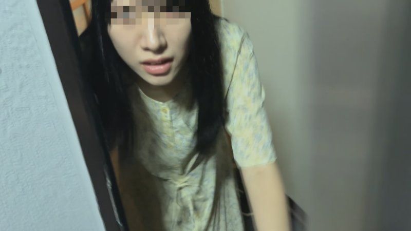 【私拍】大量潮吹人妻。在丈夫身旁,讓驚人巨大的乳頭勃起,弄得濕透。壓抑聲音忍耐的樣子令人非常興奮。